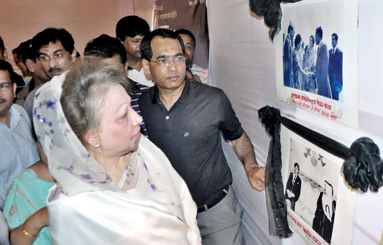 বিএনপির প্রতিষ্ঠাতা জিয়াউর রহমানের ৩৪তম শাহাদৎবার্ষিকী উপলক্ষে রোববার দুপুরে জাতীয় প্রেসক্লাব মিলনায়তনে এক আলোকচিত্র প্রদর্শনীর উদ্বোধন করেন দলের চেয়ারপারসন খালেদা জিয়া