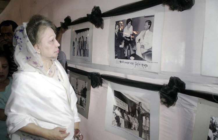 বিএনপির প্রতিষ্ঠাতা জিয়াউর রহমানের ৩৪তম শাহাদৎবার্ষিকী উপলক্ষে রোববার দুপুরে জাতীয় প্রেসক্লাব মিলনায়তনে এক আলোকচিত্র প্রদর্শনীর উদ্বোধন করেন দলের চেয়ারপারসন খালেদা জিয়া