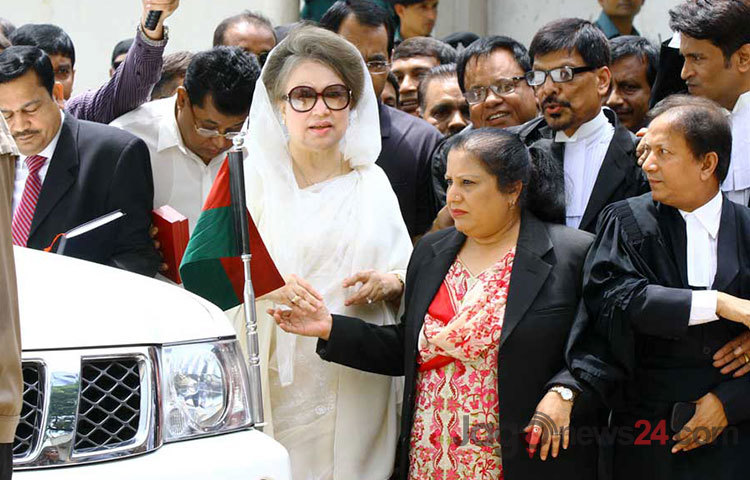 ঢাকার বকশীবাজারের আলিয়া মাদ্রাসা মাঠে বৃহস্পতিবার সকাল সাড়ে ১০টায় জিয়া অরফানেজ ট্রাস্ট ও জিয়া চ্যারিটেবল ট্রাস্ট দুই মামলায় বিশেষ আদালতে হাজির হন বিএনপি চেয়ারপারসন খালেদা জিয়া