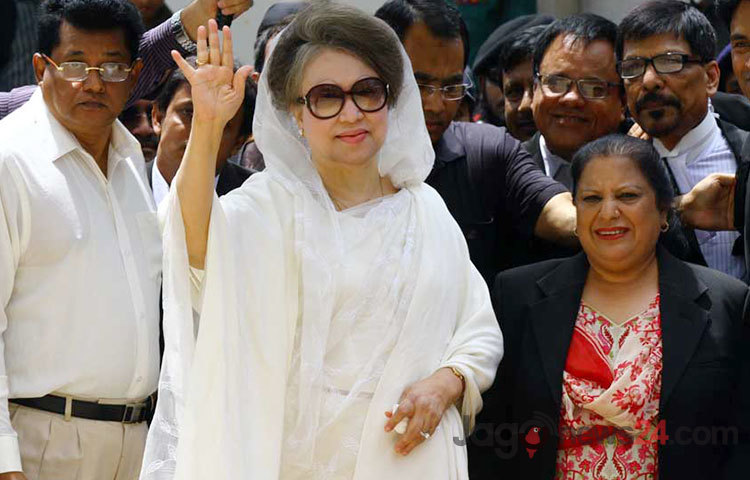 ঢাকার বকশীবাজারের আলিয়া মাদ্রাসা মাঠে বৃহস্পতিবার সকাল সাড়ে ১০টায় জিয়া অরফানেজ ট্রাস্ট ও জিয়া চ্যারিটেবল ট্রাস্ট দুই মামলায় বিশেষ আদালতে হাজির হন বিএনপি চেয়ারপারসন খালেদা জিয়া