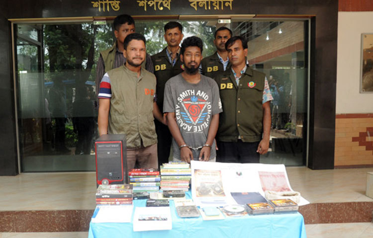 জুনুদ আল তাওহীদ খিলাফাহ&rsquo; নামে দেশে নতুন জঙ্গি সংগঠনের সংগঠক আব্দুল্লহ আল গালিবকে (২৭) গ্রেফতার করেছে মহানগর গোয়েন্দা পুলিশ (ডিবি)