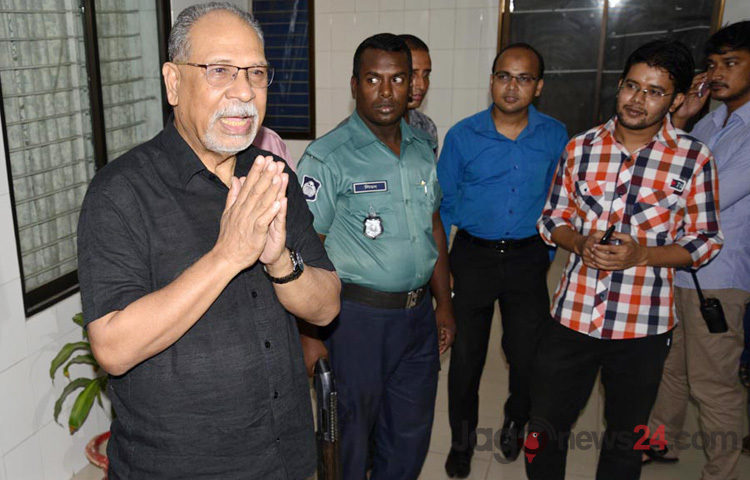 আব্দুল লতিফ সিদ্দিকী সোমবার বিকেল পৌনে ৫টার দিকে বঙ্গবন্ধু শেখ মুজিব মেডিকেল বিশ্ববিদ্যালয় হাসপাতাল থেকে মুক্তি পান