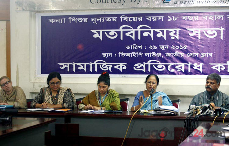 সোমবার দুপুরে জাতীয় প্রেসক্লাবে সামাজিক প্রতিরোধ কমিটি আয়োজিত এক মতবিনিময় সভায় উপস্থিত অতিথিরা