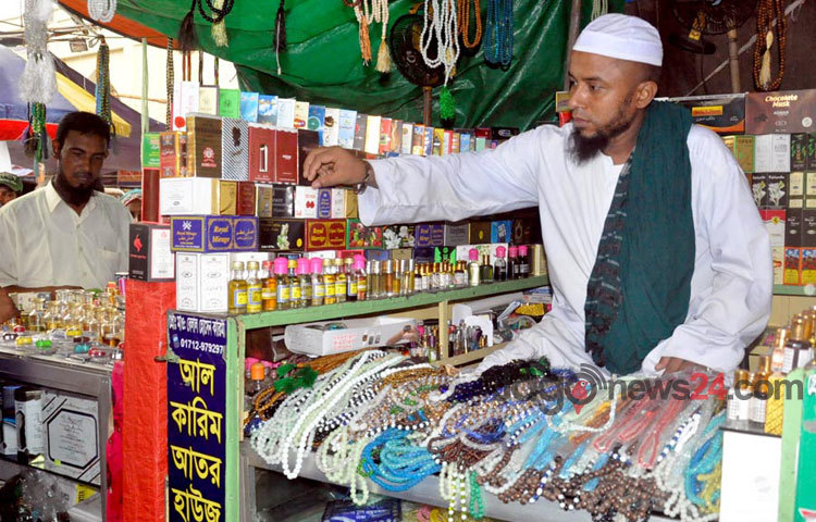 ঈদকে সামনে রেখে মুসল্লিদের মধ্যে টুপি কেনার ধুম