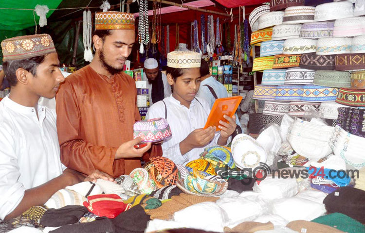ঈদকে সামনে রেখে মুসল্লিদের মধ্যে টুপি কেনার ধুম