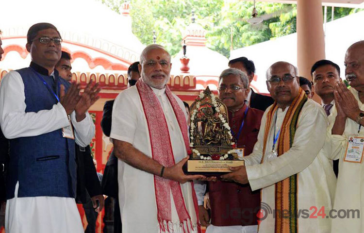 রোববার সকালে ঢাকেশ্বরী মন্দির পরিদর্শন ও সেখানে পূজা-অর্চনার মাধ্যমেই সফরের দ্বিতীয় দিনের কর্মসূচি শুরু করেন ভারতের প্রধানমন্ত্রী নরেন্দ্র মোদি