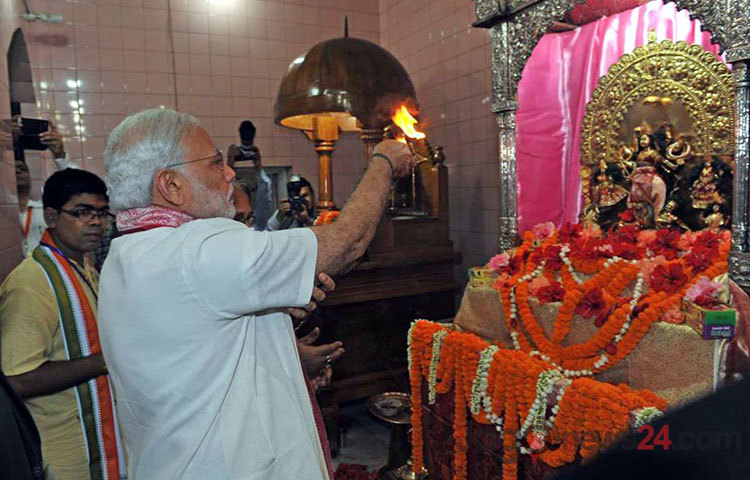 রোববার সকালে ঢাকেশ্বরী মন্দির পরিদর্শন ও সেখানে পূজা-অর্চনার মাধ্যমেই সফরের দ্বিতীয় দিনের কর্মসূচি শুরু করেন ভারতের প্রধানমন্ত্রী নরেন্দ্র মোদি