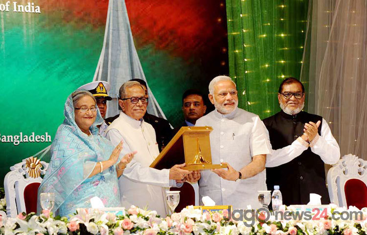 রোববার দুপুরে বঙ্গভবনে ভারতের সাবেক প্রধানমন্ত্রী ও বিজেপি নেতা অটল বিহারি বাজপেয়িকে স্বাধীনতা সম্মাননা প্রদান অনুষ্ঠানে রাষ্ট্রপতি আব্দুল হামিদ, ভারতীয় প্রধানমন্ত্রী নরেন্দ্র মোদি ও প্রধানমন্ত্রী শেখ হাসিনা