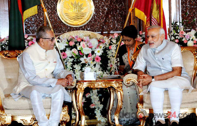 রোববার দুপুরে বঙ্গভবনে ভারতের সাবেক প্রধানমন্ত্রী ও বিজেপি নেতা অটল বিহারি বাজপেয়িকে স্বাধীনতা সম্মাননা প্রদান অনুষ্ঠানে রাষ্ট্রপতি আব্দুল হামিদ, ভারতীয় প্রধানমন্ত্রী নরেন্দ্র মোদি ও প্রধানমন্ত্রী শেখ হাসিনা