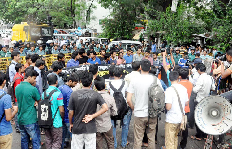 ভ্যাট প্রত্যাহারের দাবিতে সোমবার দুপুরে অর্থ মন্ত্রণালয় ঘেরাওয়ের জন্য বিক্ষোভ মিছিল বের করে বেসরকারি বিশ্ববিদ্যালয় শিক্ষার্থীরা। কিন্তু মিছিলটি প্রেসক্লাবের সামনে পৌঁছালে পুলিশ বাধা দেয়