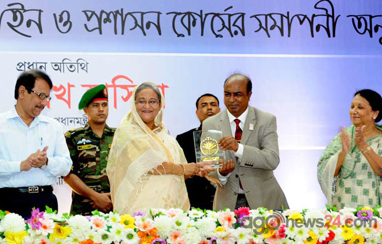 মঙ্গলবার সকালে শাহবাগে বাংলাদেশ সিভিল সার্ভিস প্রশাসন একাডেমীর ৯২ ও ৯৩ তম আইন ও প্র্রশাসন কোর্সের সমাপনী অনুষ্ঠানে প্রধানমন্ত্রী শেখ হাসিনা