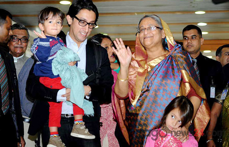 ছয়দিনের যুক্তরাজ্য সফর শেষে দেশে ফিরেছেন প্রধানমন্ত্রী শেখ হাসিনা। বৃহস্পতিবার সকাল ১০টার দিকে প্রধানমন্ত্রীকে বহনকারী বিমানটি সিলেট ওসমানী বিমানবন্দরে পৌঁছায়