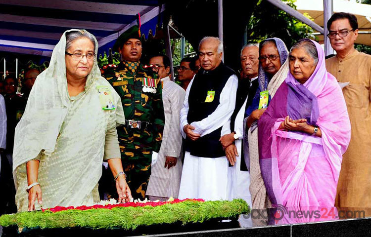 আওয়ামী লীগের ৬৭তম প্রতিষ্ঠাবার্ষিকী উপলক্ষে মঙ্গলবার সকাল সাড়ে নয়টায় ধানমন্ডি ৩২ নম্বরে জাতির জনক বঙ্গবন্ধু শেখ মুজিবুর রহমানের প্রতিকৃতিতে ফুল দিয়ে শ্রদ্ধা জানান দলের সভানেত্রী ও প্রধানমন্ত্রী শেখ হাসিনা