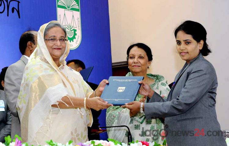 মঙ্গলবার সকালে শাহবাগে বাংলাদেশ সিভিল সার্ভিস প্রশাসন একাডেমীর ৯২ ও ৯৩ তম আইন ও প্র্রশাসন কোর্সের সমাপনী অনুষ্ঠানে প্রধানমন্ত্রী শেখ হাসিনা