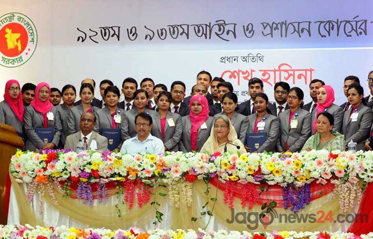 মঙ্গলবার সকালে শাহবাগে বাংলাদেশ সিভিল সার্ভিস প্রশাসন একাডেমীর ৯২ ও ৯৩ তম আইন ও প্র্রশাসন কোর্সের সমাপনী অনুষ্ঠানে প্রধানমন্ত্রী শেখ হাসিনা
