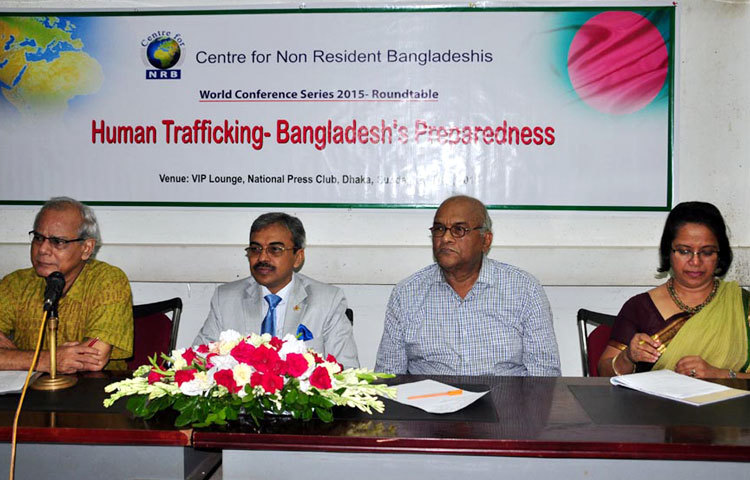 জাতীয় প্রেসক্লাবে রোববার আয়োজিত এক সংবাদ সম্মেলনে উপস্থিত অতিথিরা