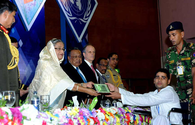 জাতিসংঘ শান্তিরক্ষী দিবস উপলক্ষে রোববার দুপুরে রাজধানীর বঙ্গবন্ধু আন্তর্জাতিক সম্মেলন কেন্দ্রে (বিআইসিসি) আয়োজিত অনুষ্ঠানে প্রধানমন্ত্রী শেখ হাসিনা