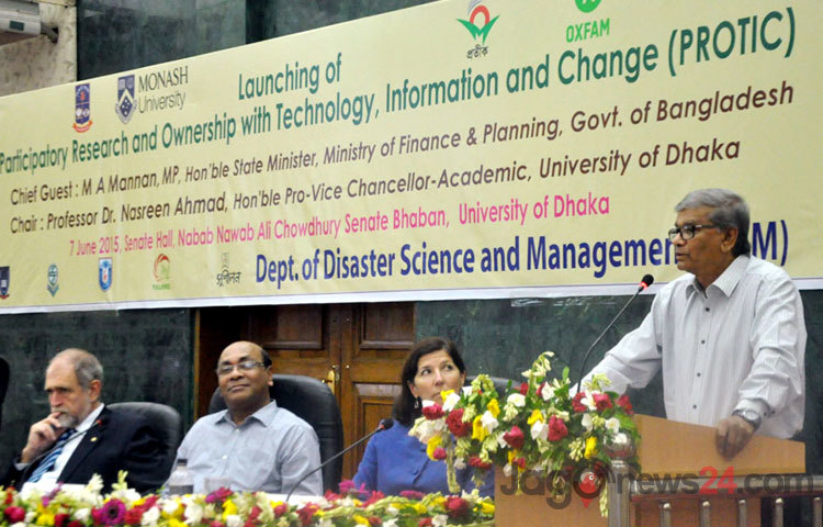 ঢাকা বিশ্ববিদ্যালয়ের সিনেট ভবনে আলোচকরা