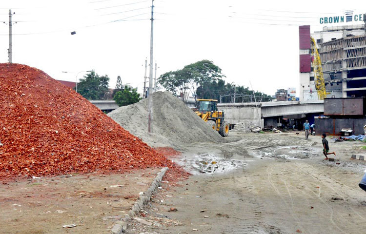 ভয়াবহ যানজট রোধে রাজধানীর রামপুরায় নির্মাণ করা হচ্ছে হাতিরঝিল প্রকল্প ফ্লাইওভার (সাউথ ইউলুপ)। তবে এই নির্মাণ কাজে ব্যাপক ধীরগতি লক্ষ্য করা গেছে