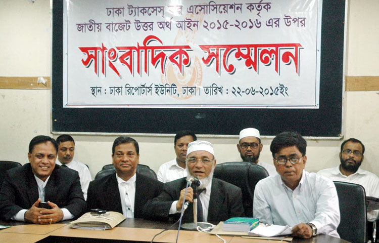 ঢাকা রিপোর্টার্স ইউনিটিতে সোমবার দুপুরে এক সংবাদ সম্মেলনে ঢাকা টেকসেস বার অ্যাসোসিয়েশনের সাধারণ সম্পাদক জাফর উল্যাহসহ অতিথিরা