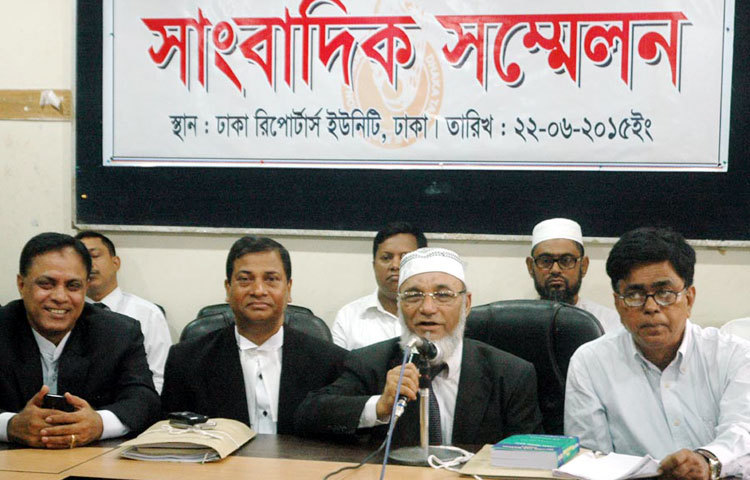 ঢাকা রিপোর্টার্স ইউনিটিতে সোমবার দুপুরে এক সংবাদ সম্মেলনে ঢাকা টেকসেস বার অ্যাসোসিয়েশনের সাধারণ সম্পাদক জাফর উল্যাহসহ অতিথিরা