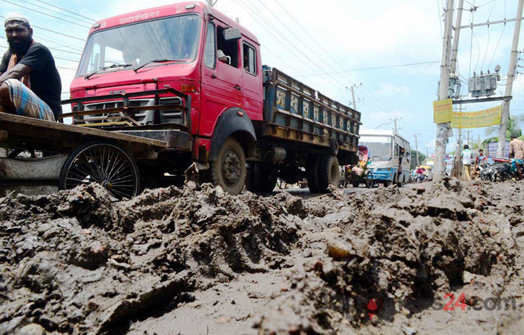 বড় বড় গর্তে বৃষ্টির পানি জমে চাষাবাদের জমি হয়ে পড়েছে রাজধানীর যাত্রাবাড়ী এলাকার রাস্তাটি। এতে চরম দুর্ভোগে পড়েছে ওই এলাকার জনসাধারণ