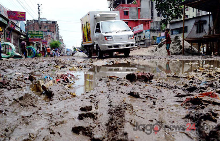 বড় বড় গর্তে বৃষ্টির পানি জমে চাষাবাদের জমি হয়ে পড়েছে রাজধানীর যাত্রাবাড়ী এলাকার রাস্তাটি। এতে চরম দুর্ভোগে পড়েছে ওই এলাকার জনসাধারণ