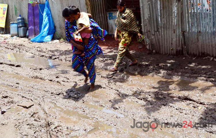 বড় বড় গর্তে বৃষ্টির পানি জমে চাষাবাদের জমি হয়ে পড়েছে রাজধানীর যাত্রাবাড়ী এলাকার রাস্তাটি। এতে চরম দুর্ভোগে পড়েছে ওই এলাকার জনসাধারণ