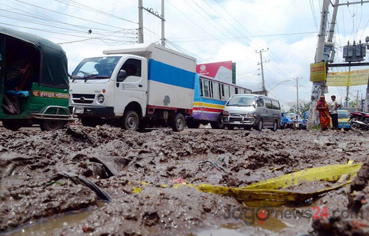বড় বড় গর্তে বৃষ্টির পানি জমে চাষাবাদের জমি হয়ে পড়েছে রাজধানীর যাত্রাবাড়ী এলাকার রাস্তাটি। এতে চরম দুর্ভোগে পড়েছে ওই এলাকার জনসাধারণ