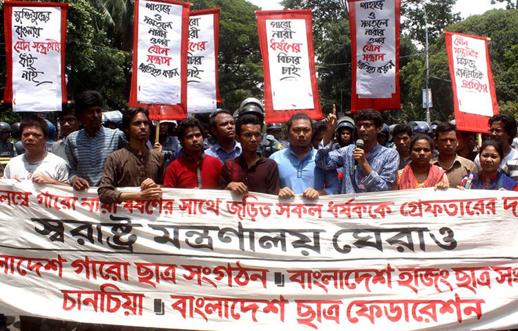 অবিলম্বে গারো নারী ধর্ষণের সাথে জডিত সকল ধর্ষককে গ্রেফতারের দাবিতে সোমবার রাজধানীতে বাংলাদেশ গারো ছাত্র সংগঠনসহ বিভিন্ন ছাত্র সংগঠন স্বরাষ্ট্র মন্ত্রণালয় ঘেরাও করতে গেলে পুলিশ বাধা দেয়