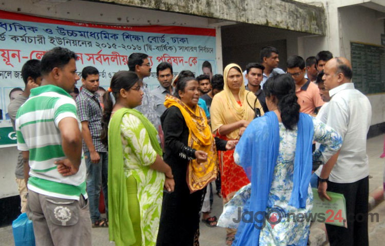 একাদশ শ্রেণির ভর্তির স্মার্ট সিস্টেমে হ-য-ব-র-ল অবস্থা। মঙ্গরবার রাজধানী থেকে তোলা