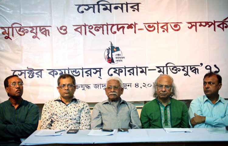 বৃহস্পতিবার মুক্তিযুদ্ধ যাদুঘরে কমান্ডারস ফোরাম-মুক্তিযুদ্ধ ৭১ আয়োজিত মুক্তিযুদ্ধ ও বাংলাদেশ-ভারত সম্পর্কে এক সেমিনারে উপস্থিত অতিথিবৃন্দ