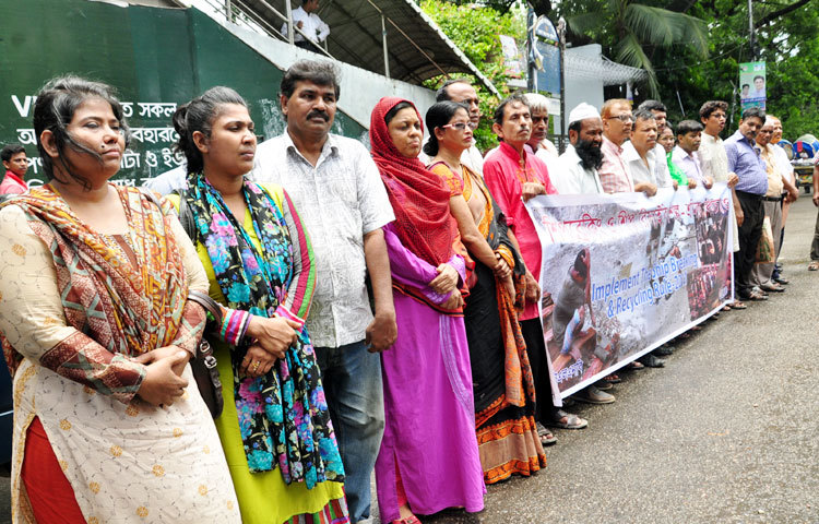 শিপব্রেকিং ও শিপ রিসাইক্লিং শিল্প-শ্রমিক বাঁচানোর দাবিতে রোববার জাতীয় প্রেসক্লাবের সামনে মানববন্ধন