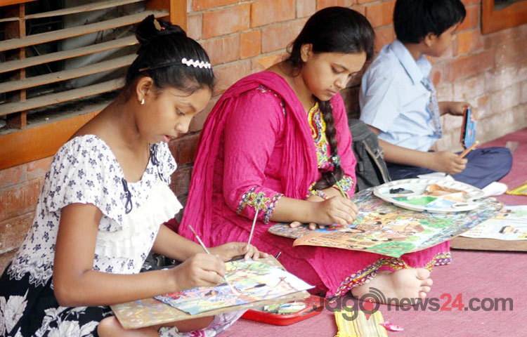 ঢাকা বিশ্ববিদ্যালয়ের ৯৪তম প্রতিষ্ঠাবার্ষিকী উপলক্ষ্যে বুধবার ঢাবির প্রশাসনিক ভবন চত্বরে চারুকলা অনুষদ আয়োজিত শিল্পকর্ম প্রদর্শনী ও শিশু-কিশোর চিত্রার্কন প্রতিযোগিতা