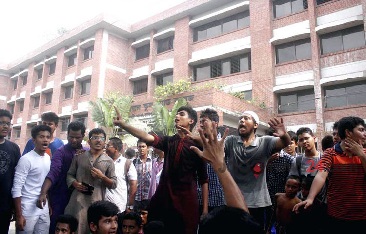 শনিবার দুপুর ১২টা রাজধানীর বনশ্রীতে ফরাজি হাসপাতালে আইডিয়াল স্কুল অ্যান্ড কলেজের বনশ্রী শাখার এক শিক্ষকের চিকিৎসায় অবহেলার কারণে মৃত্যুর অভিযোগে সড়ক অবরোধ ও বিক্ষোভ করছে স্কুলটির শিক্ষার্থীরা