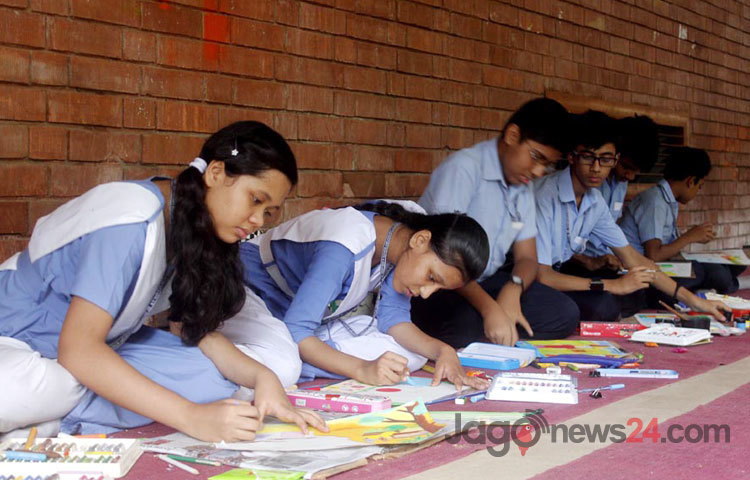 ঢাকা বিশ্ববিদ্যালয়ের ৯৪তম প্রতিষ্ঠাবার্ষিকী উপলক্ষ্যে বুধবার ঢাবির প্রশাসনিক ভবন চত্বরে চারুকলা অনুষদ আয়োজিত শিল্পকর্ম প্রদর্শনী ও শিশু-কিশোর চিত্রার্কন প্রতিযোগিতা