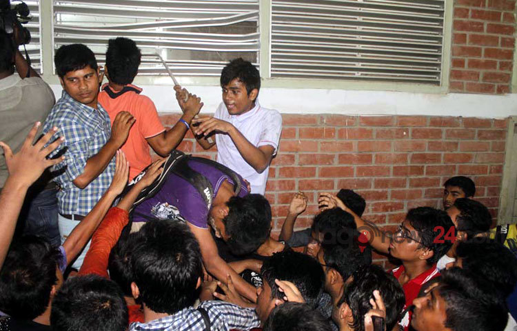 শনিবার দুপুর ১২টা রাজধানীর বনশ্রীতে ফরাজি হাসপাতালে আইডিয়াল স্কুল অ্যান্ড কলেজের বনশ্রী শাখার এক শিক্ষকের চিকিৎসায় অবহেলার কারণে মৃত্যুর অভিযোগে সড়ক অবরোধ ও বিক্ষোভ করছে স্কুলটির শিক্ষার্থীরা