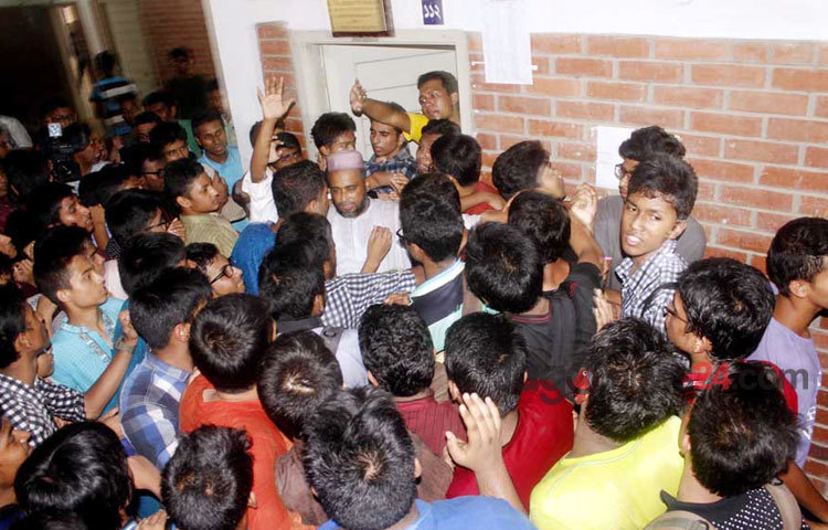 শনিবার দুপুর ১২টা রাজধানীর বনশ্রীতে ফরাজি হাসপাতালে আইডিয়াল স্কুল অ্যান্ড কলেজের বনশ্রী শাখার এক শিক্ষকের চিকিৎসায় অবহেলার কারণে মৃত্যুর অভিযোগে সড়ক অবরোধ ও বিক্ষোভ করছে স্কুলটির শিক্ষার্থীরা