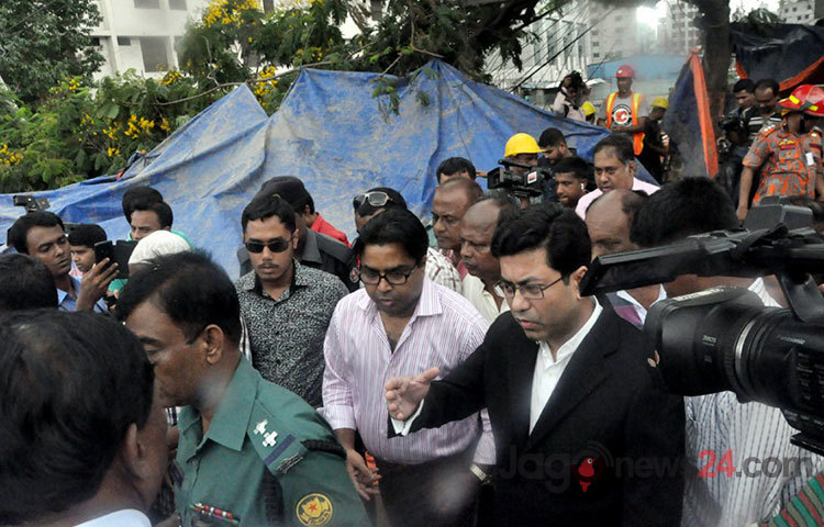 রাজধানী পান্থপথে নির্মাণাধীন&nbsp; ভবনের জন্য করা পাইলিংয়ের গর্তে হোটেল সুন্দরবনের সীমানা প্রাচীর ও সড়কের একাংশ বুধবার সকালে ধসে পড়ে।