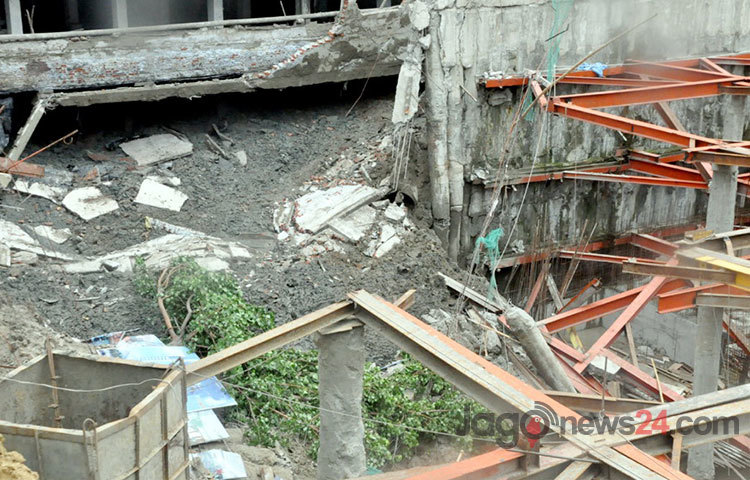 রাজধানী পান্থপথে নির্মাণাধীন&nbsp; ভবনের জন্য করা পাইলিংয়ের গর্তে হোটেল সুন্দরবনের সীমানা প্রাচীর ও সড়কের একাংশ বুধবার সকালে ধসে পড়ে।