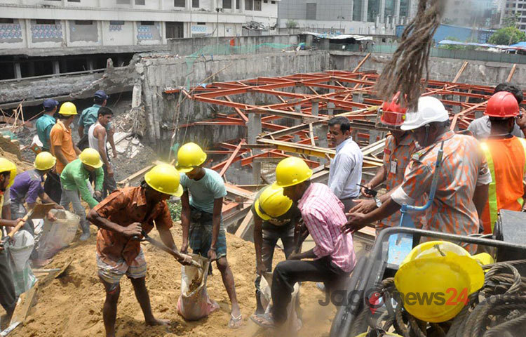 রাজধানী পান্থপথে নির্মাণাধীন&nbsp; ভবনের জন্য করা পাইলিংয়ের গর্তে হোটেল সুন্দরবনের সীমানা প্রাচীর ও সড়কের একাংশ বুধবার সকালে ধসে পড়ে।