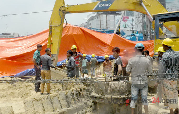 রাজধানী পান্থপথে নির্মাণাধীন&nbsp; ভবনের জন্য করা পাইলিংয়ের গর্তে হোটেল সুন্দরবনের সীমানা প্রাচীর ও সড়কের একাংশ বুধবার সকালে ধসে পড়ে।