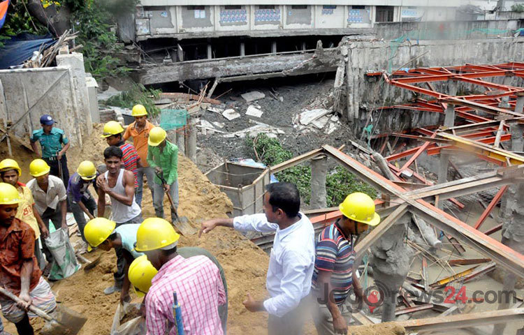 রাজধানী পান্থপথে নির্মাণাধীন&nbsp; ভবনের জন্য করা পাইলিংয়ের গর্তে হোটেল সুন্দরবনের সীমানা প্রাচীর ও সড়কের একাংশ বুধবার সকালে ধসে পড়ে।