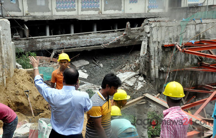 রাজধানী পান্থপথে নির্মাণাধীন&nbsp; ভবনের জন্য করা পাইলিংয়ের গর্তে হোটেল সুন্দরবনের সীমানা প্রাচীর ও সড়কের একাংশ বুধবার সকালে ধসে পড়ে।
