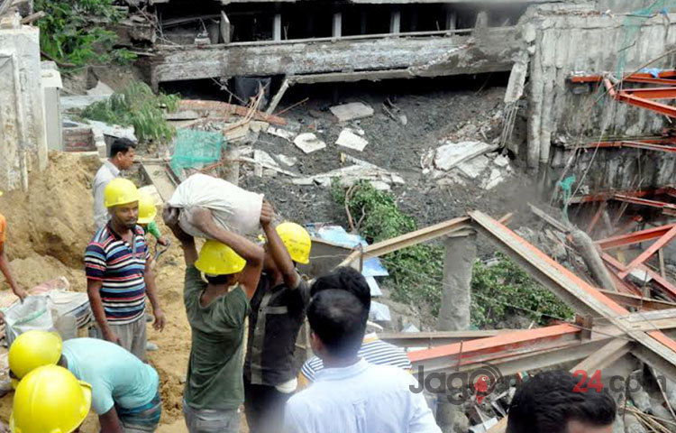 রাজধানী পান্থপথে নির্মাণাধীন&nbsp; ভবনের জন্য করা পাইলিংয়ের গর্তে হোটেল সুন্দরবনের সীমানা প্রাচীর ও সড়কের একাংশ বুধবার সকালে ধসে পড়ে।