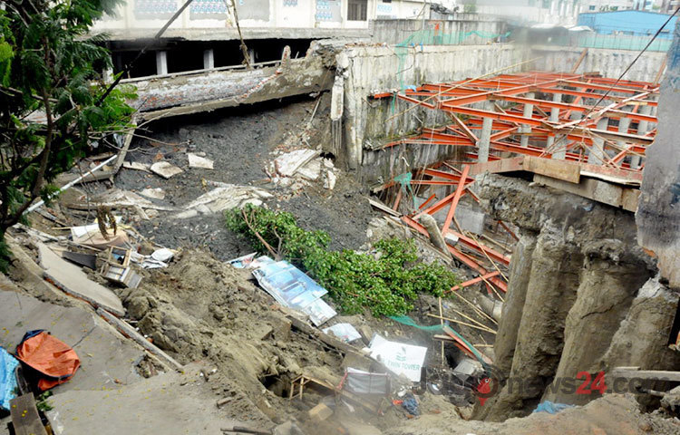 রাজধানী পান্থপথে নির্মাণাধীন&nbsp; ভবনের জন্য করা পাইলিংয়ের গর্তে হোটেল সুন্দরবনের সীমানা প্রাচীর ও সড়কের একাংশ বুধবার সকালে ধসে পড়ে।