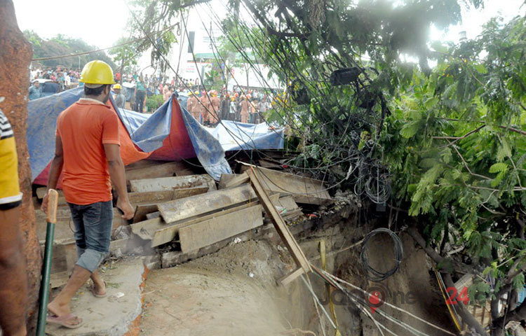 রাজধানী পান্থপথে নির্মাণাধীন&nbsp; ভবনের জন্য করা পাইলিংয়ের গর্তে হোটেল সুন্দরবনের সীমানা প্রাচীর ও সড়কের একাংশ বুধবার সকালে ধসে পড়ে।