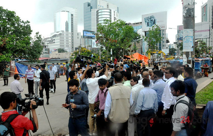 রাজধানী পান্থপথে নির্মাণাধীন&nbsp; ভবনের জন্য করা পাইলিংয়ের গর্তে হোটেল সুন্দরবনের সীমানা প্রাচীর ও সড়কের একাংশ বুধবার সকালে ধসে পড়ে।