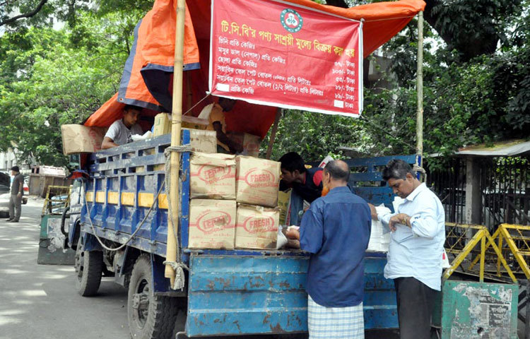 সচিবালয়ের সামনে টিসিবির গাড়িতে দ্রব্যমূল্য বিক্রি করা হচ্ছে