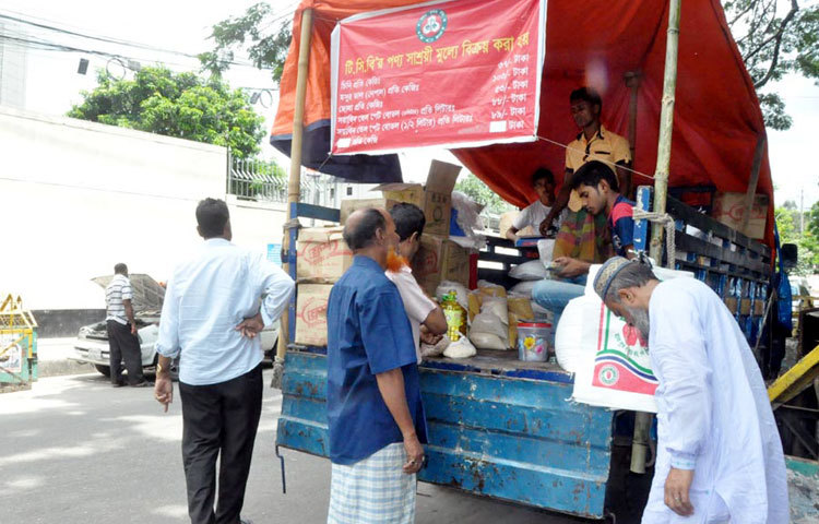 সচিবালয়ের সামনে টিসিবির গাড়িতে দ্রব্যমূল্য বিক্রি করা হচ্ছে